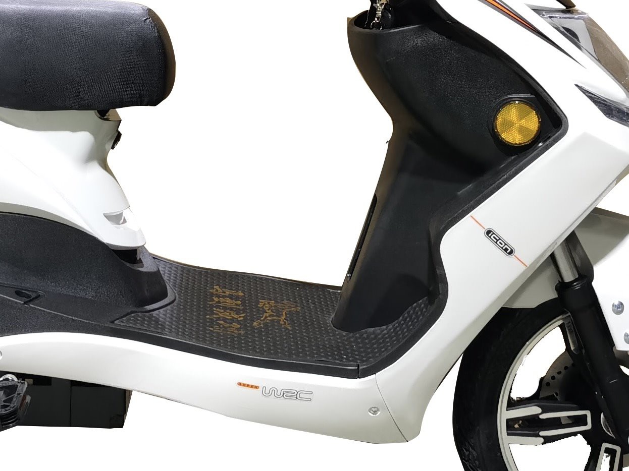 3.The front wide footrests allow the driver to have more legroom, and the anti-slip mat improves the refinement of the vehicle. 3.The front wide footrests allow the driver to have more legroom, and the anti-slip mat improves the refinement of the vehicle.